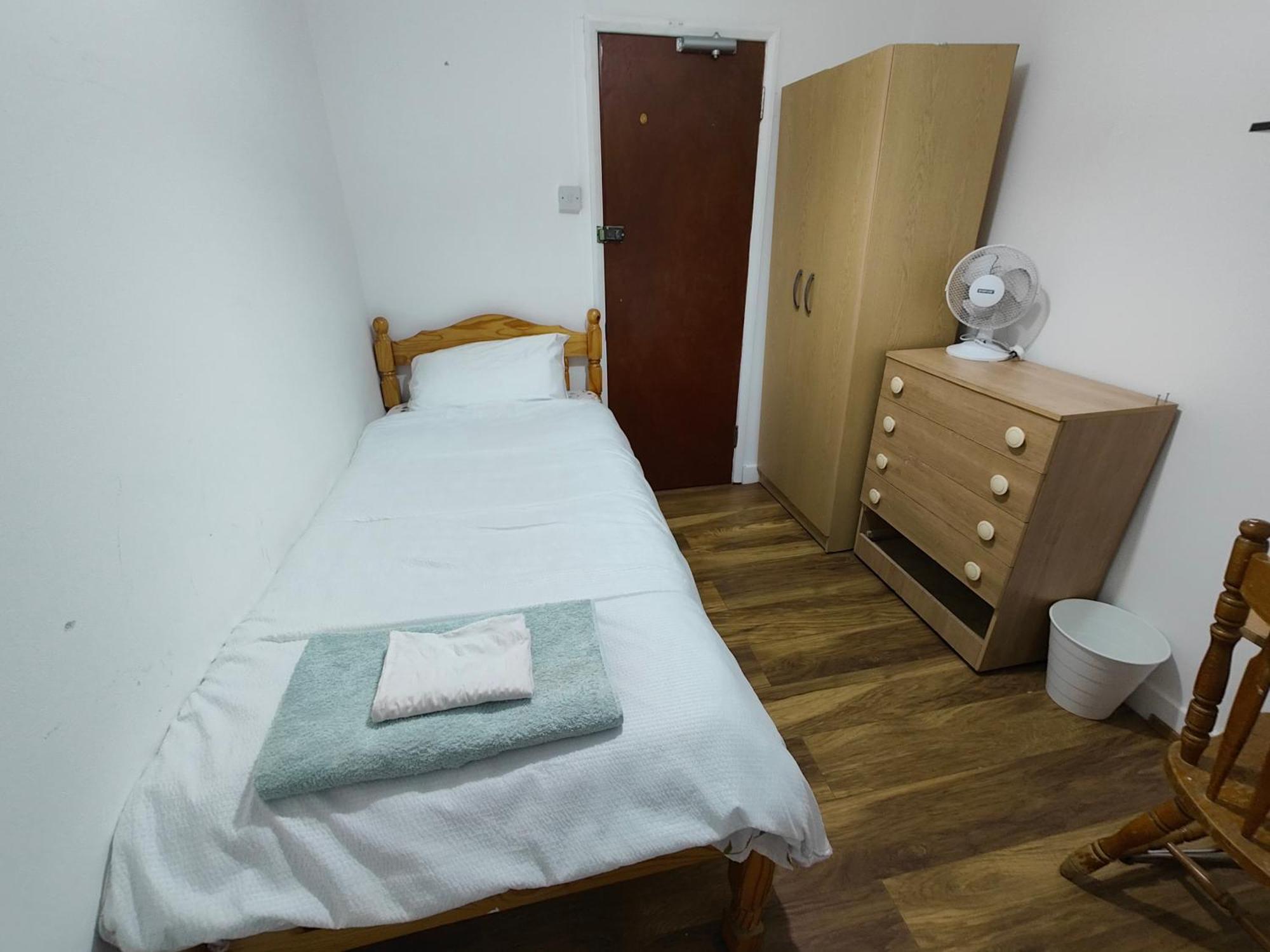 Spacious 4 Beds - All Private Bathrooms In Canary Wharf Guest house *