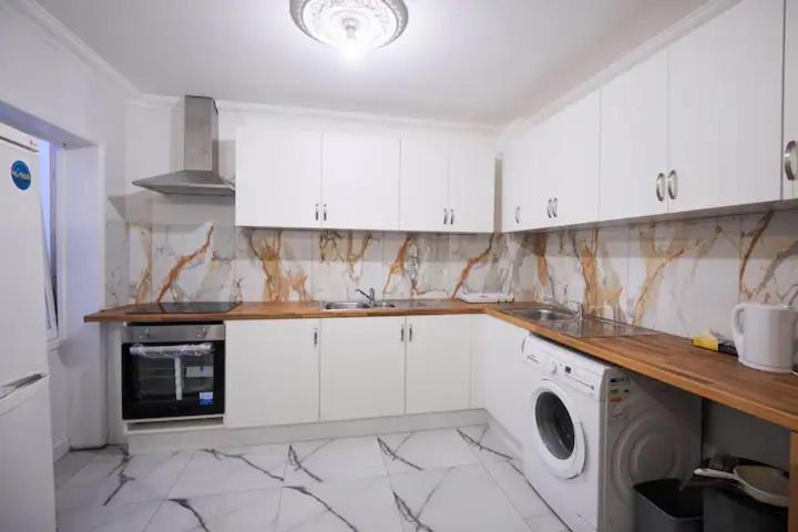 Guest house Spacious 4 Beds - All Private Bathrooms In Canary Wharf London