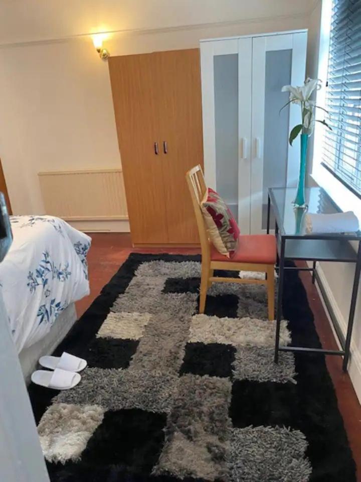 Spacious 4 Beds - All Private Bathrooms In Canary Wharf *