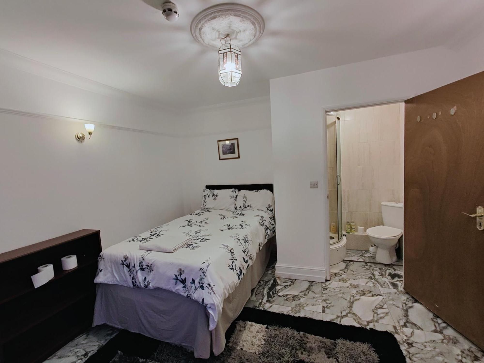 Spacious 4 Beds - All Private Bathrooms In Canary Wharf Guest house