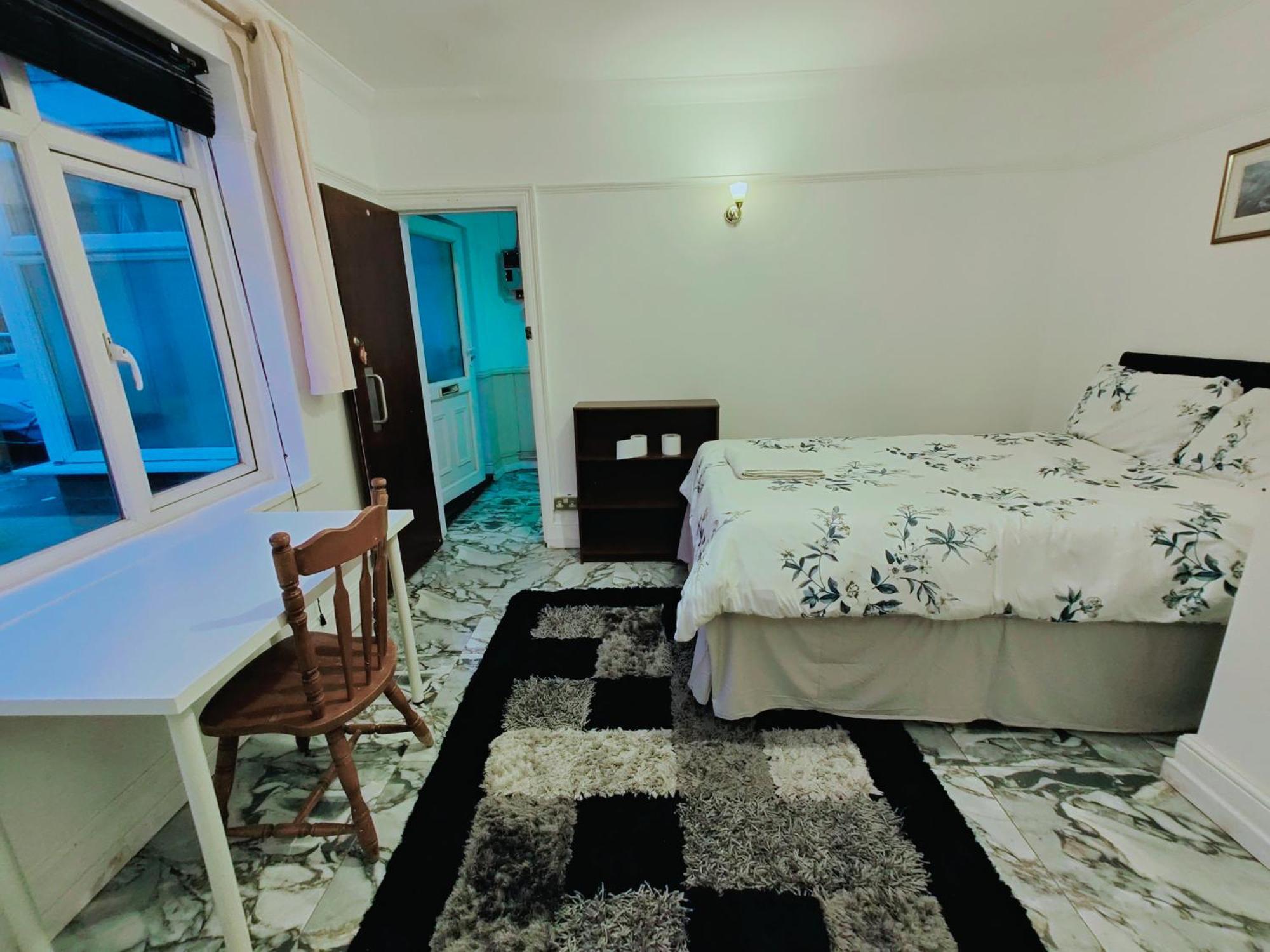 Spacious 4 Beds - All Private Bathrooms In Canary Wharf *
