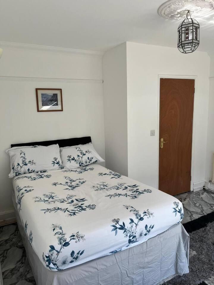 Spacious 4 Beds - All Private Bathrooms In Canary Wharf Guest house London