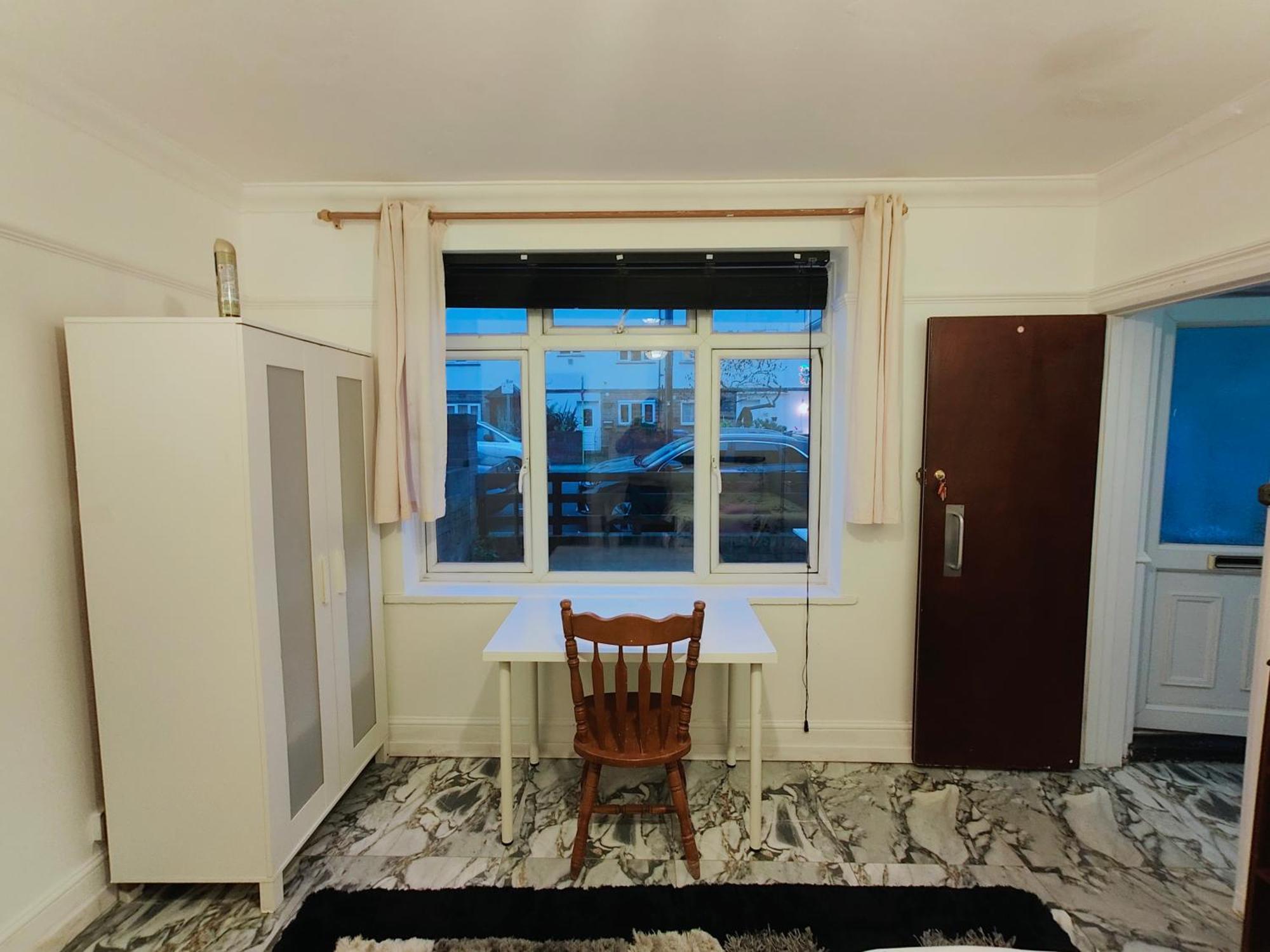 Spacious 4 Beds - All Private Bathrooms In Canary Wharf *