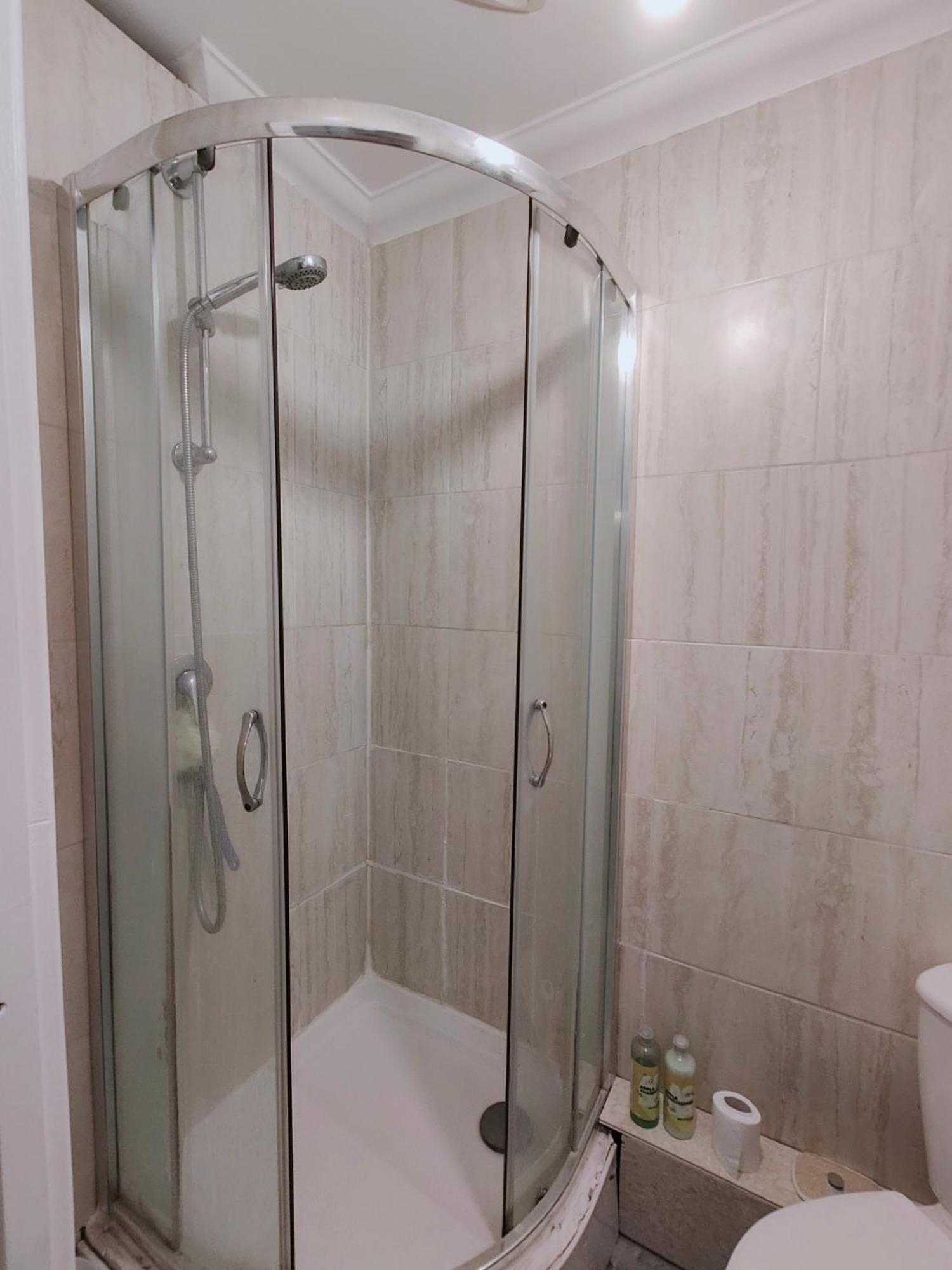 Spacious 4 Beds - All Private Bathrooms In Canary Wharf London
