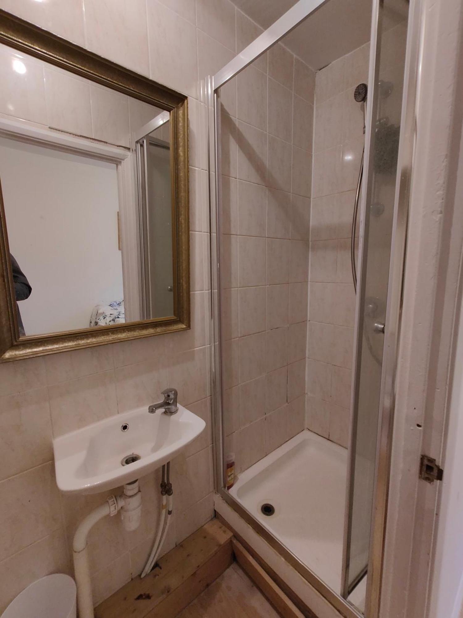 Spacious 4 Beds - All Private Bathrooms In Canary Wharf Guest house London