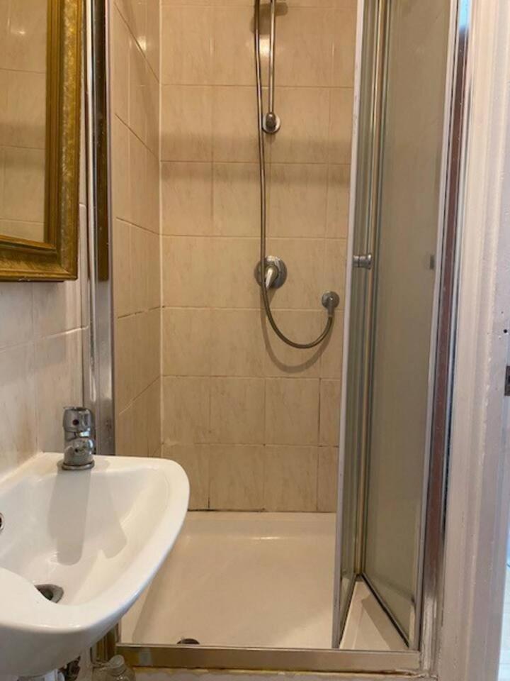 Spacious 4 Beds - All Private Bathrooms In Canary Wharf Guest house London