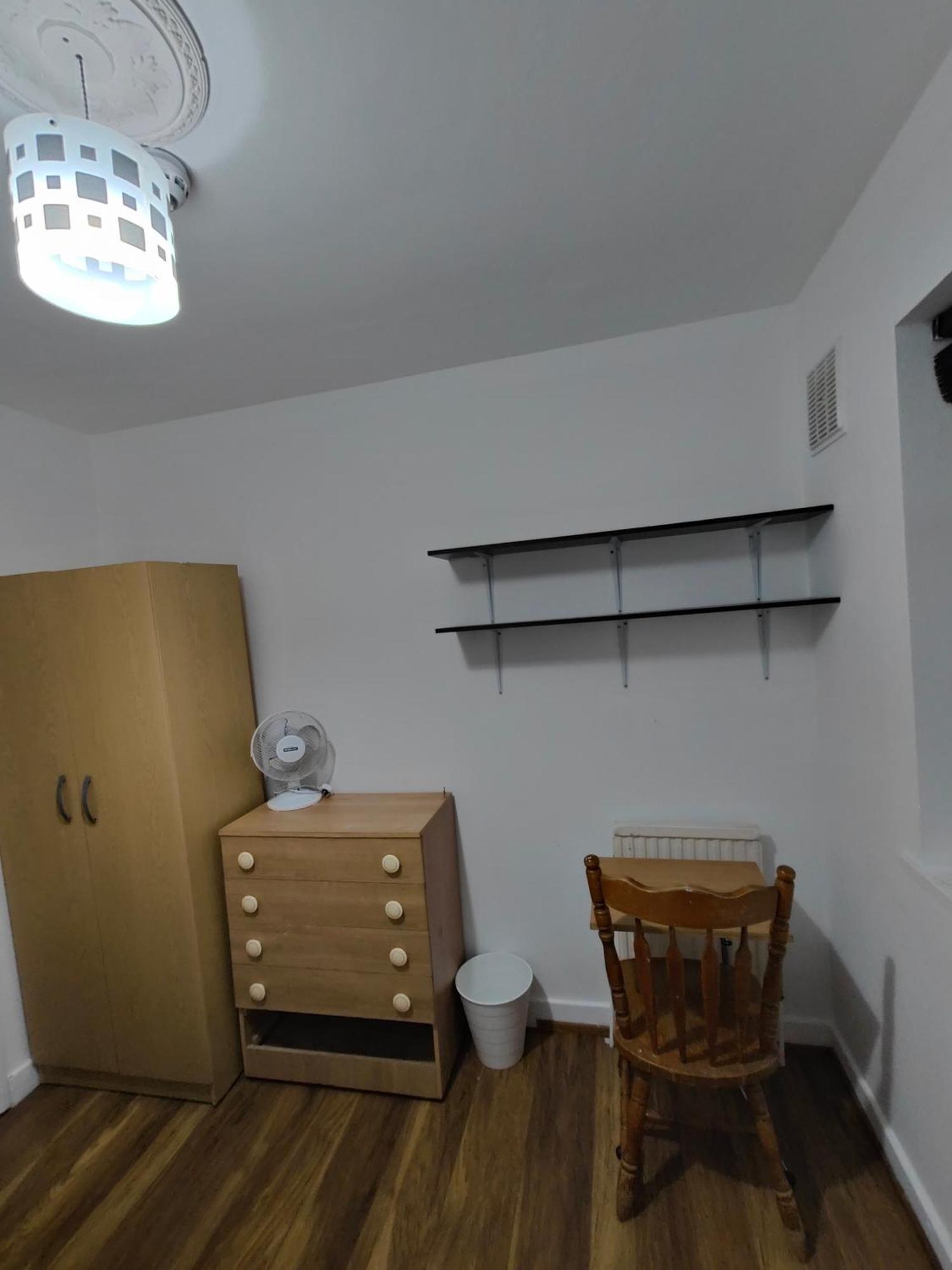 Spacious 4 Beds - All Private Bathrooms In Canary Wharf London