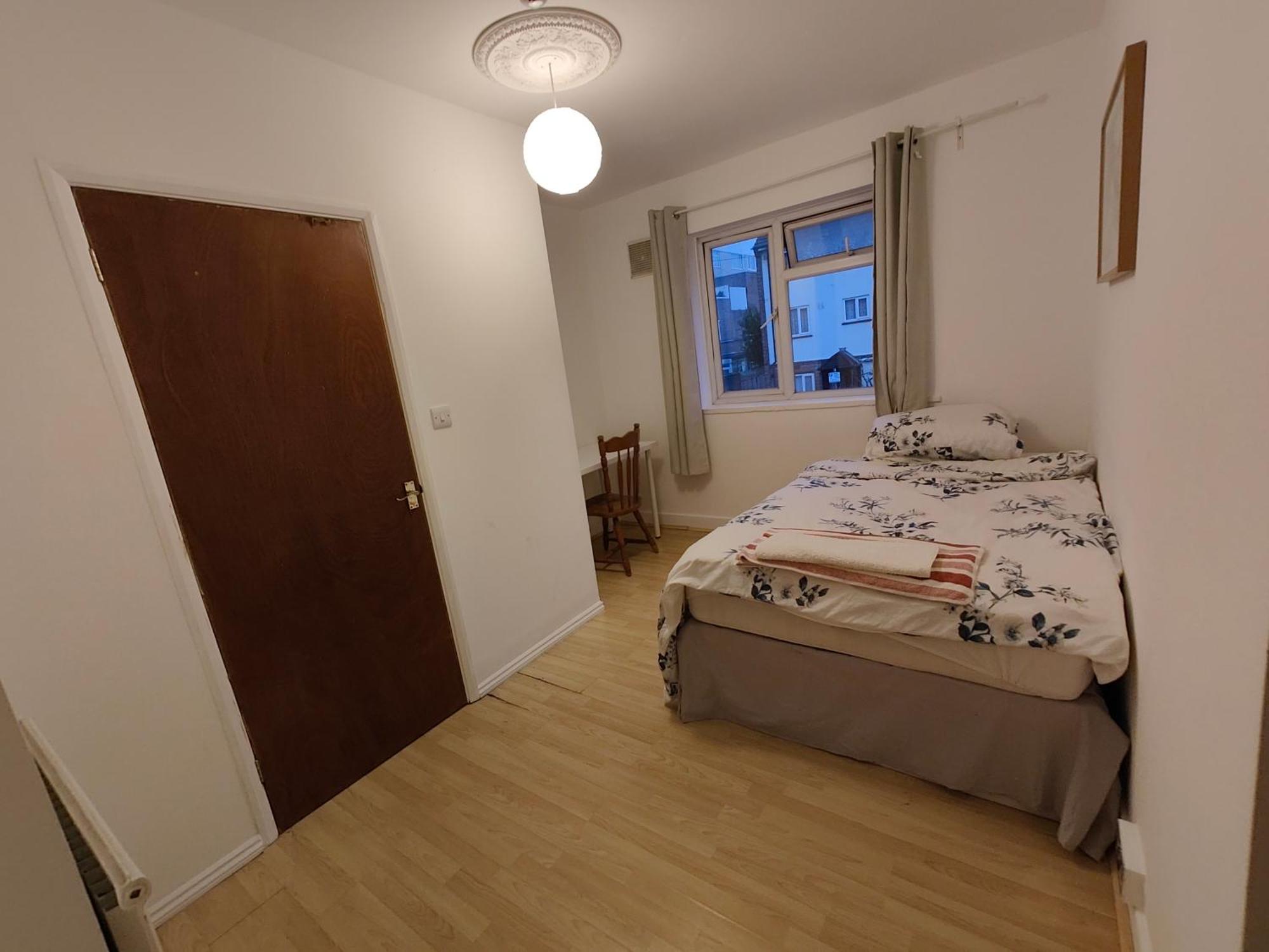Spacious 4 Beds - All Private Bathrooms In Canary Wharf Guest house